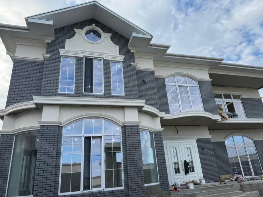 Светлый фасадный декор Джем добавил контраст