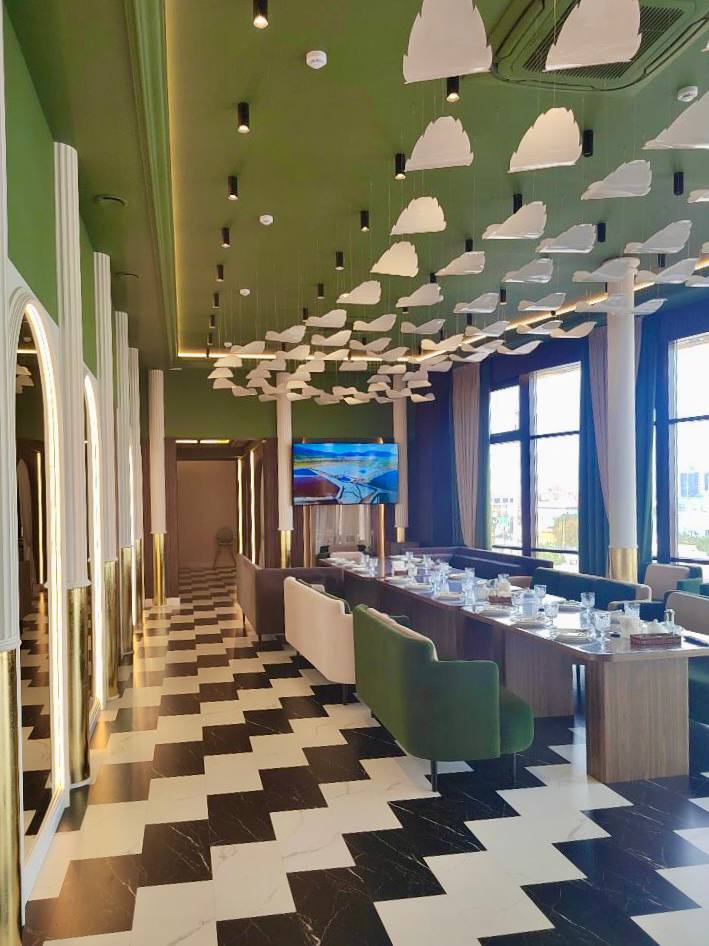 Оформленный в стиле современного ар-деко ресторан в г. Гудермесе 