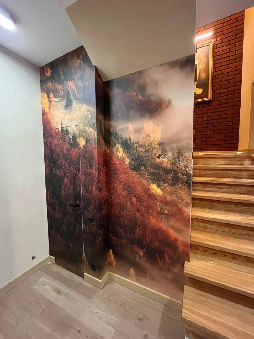 Потайная дверь в осенний лес: магия в интерьере